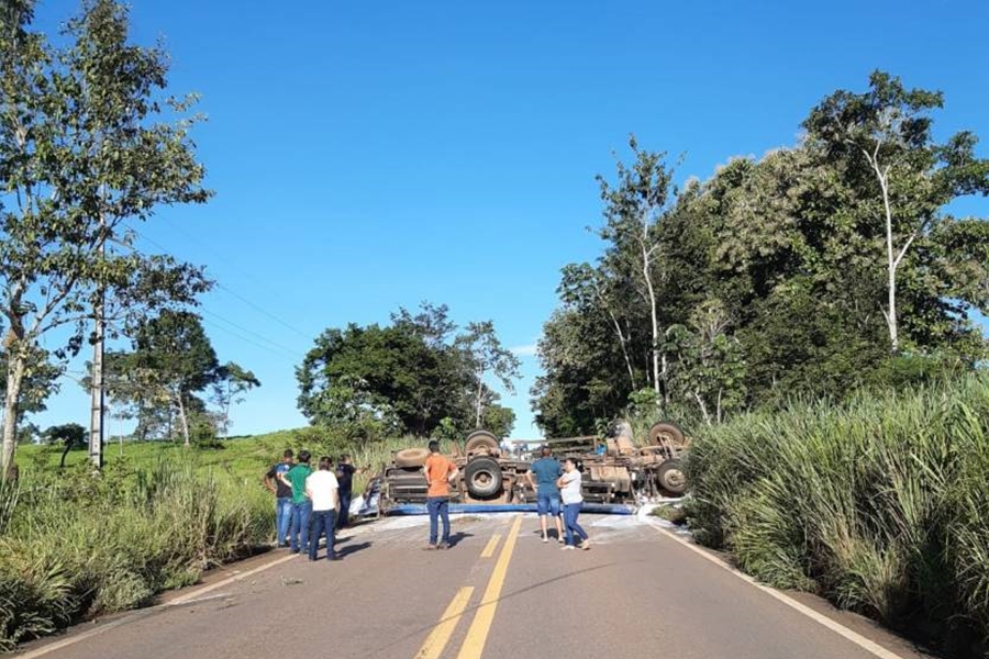 NÃO VAI: Carreta tomba e fecha rodovia que liga cidades do Cone Sul de RO