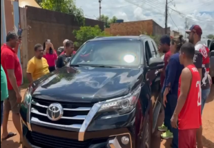 ALAGAÇÕES: Prefeito vai em região atingida e tem carro cercado pela população -VIDEO